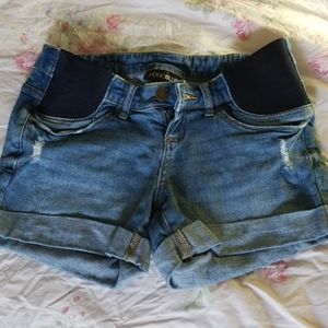 Cute maternity shorts!